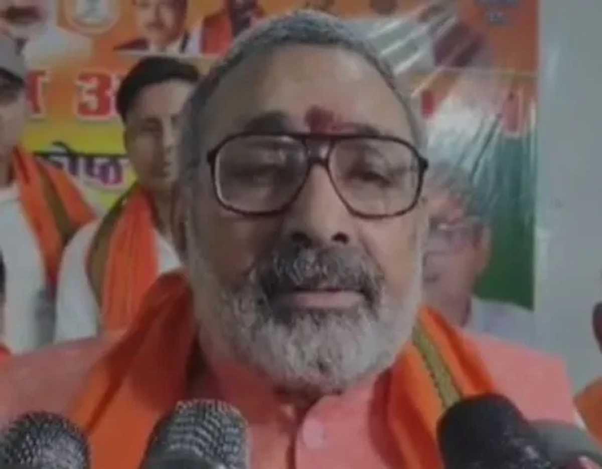 सीएम अरविंद केजरीवाल भ्रष्टाचार के दलदल में डूबे हैं : गिरिराज सिंह